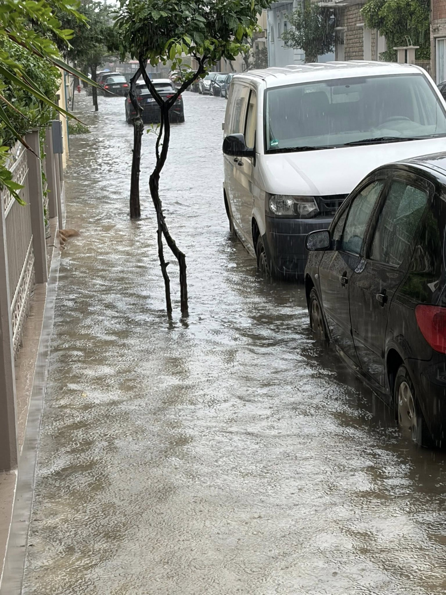 Μεσολόγγι: Μεγάλα προβλήματα από την καταρρακτώδη βροχή – Πλημμύρισαν δρόμοι