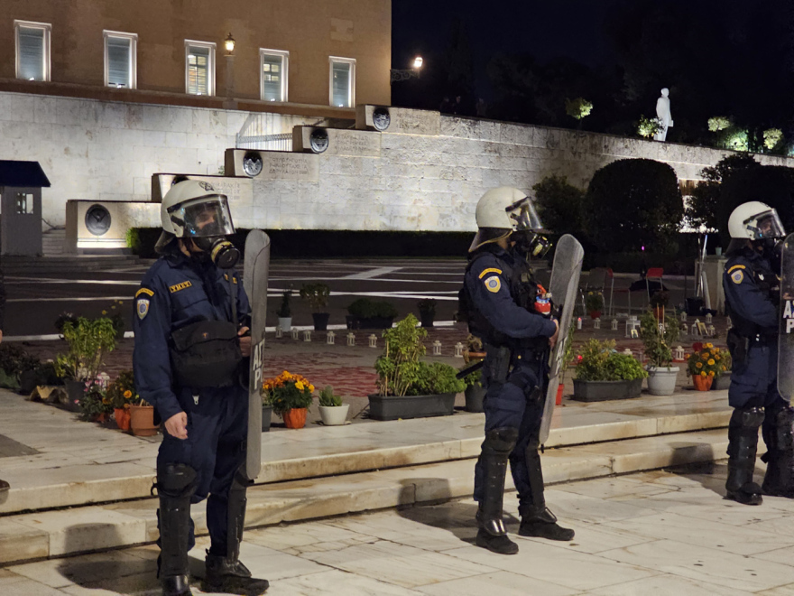 Αστυνομικά μέτρα στον Άγνωστο Στρατιώτη λόγω πορείας - Δείτε βίντεο και φωτογραφίες