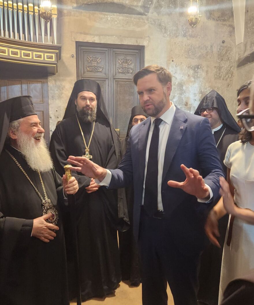 Τον Τζέι Ντι Βανς και τη σύζυγό του υποδέχτηκε ο Θεόφιλος Γ' στον Ναό της Αναστάσεως στην Ιερουσαλήμ