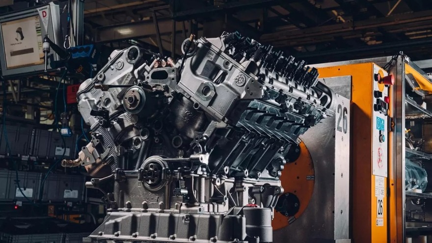 H Porsche εξελίσσει ένα νέο W12 κινητήρα