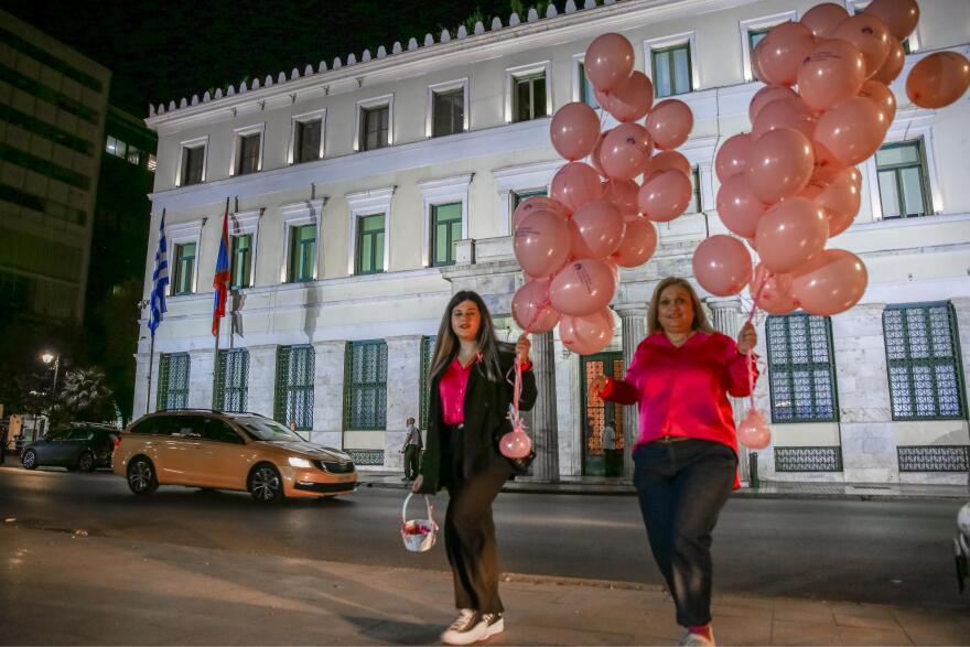 Βίντεο: Στα ροζ «ντύθηκε» το δημαρχείο της Αθήνας για τον καρκίνο του μαστού - «Είναι σεβαστός, αλλά δεν είναι πια επάρατος»