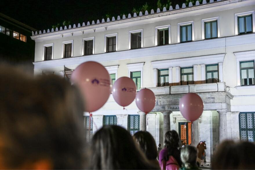 Βίντεο: Στα ροζ «ντύθηκε» το δημαρχείο της Αθήνας για τον καρκίνο του μαστού - «Είναι σεβαστός, αλλά δεν είναι πια επάρατος»