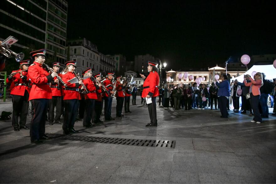 Βίντεο: Στα ροζ «ντύθηκε» το δημαρχείο της Αθήνας για τον καρκίνο του μαστού - «Είναι σεβαστός, αλλά δεν είναι πια επάρατος»