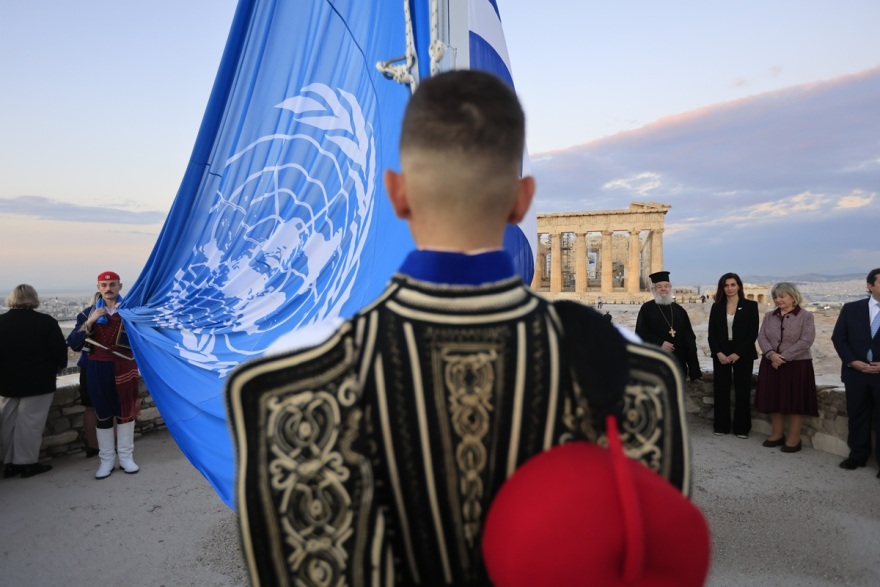 Έπαρση της σημαίας του ΟΗΕ στον βράχο της Ακρόπολης για τα 80 χρόνια του Οργανισμού - Φωτογραφίες