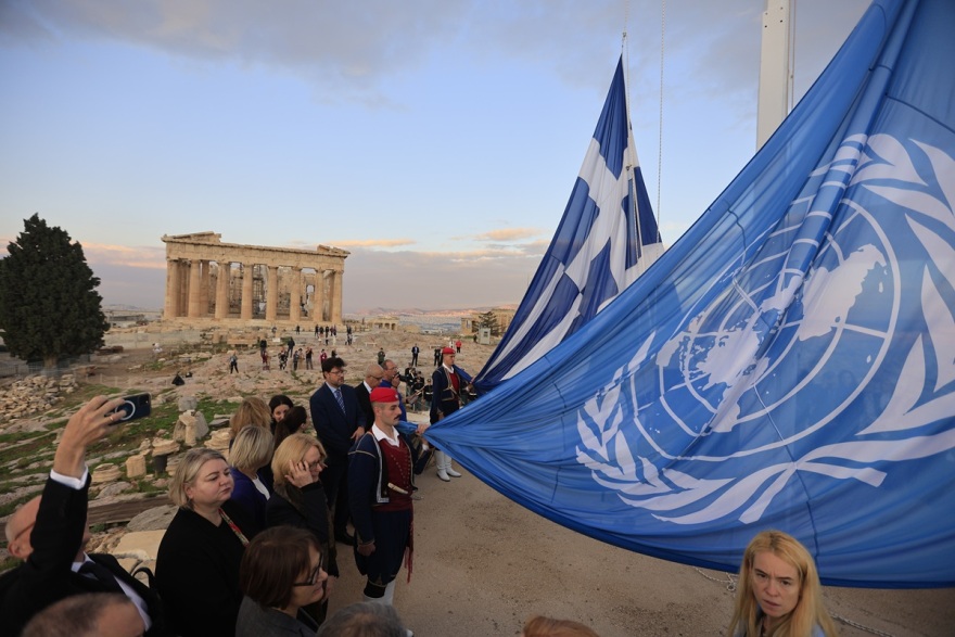 Έπαρση της σημαίας του ΟΗΕ στον βράχο της Ακρόπολης για τα 80 χρόνια του Οργανισμού - Φωτογραφίες