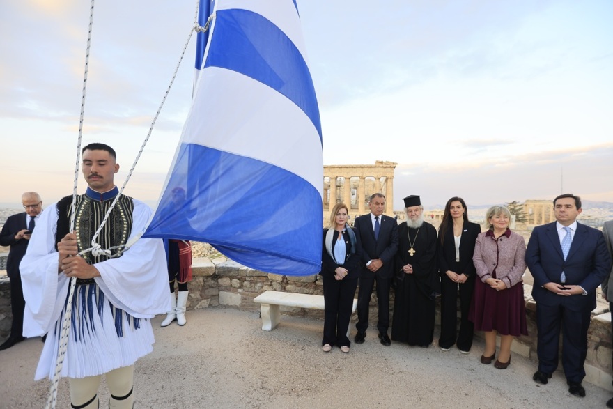 Έπαρση της σημαίας του ΟΗΕ στον βράχο της Ακρόπολης για τα 80 χρόνια του Οργανισμού - Φωτογραφίες