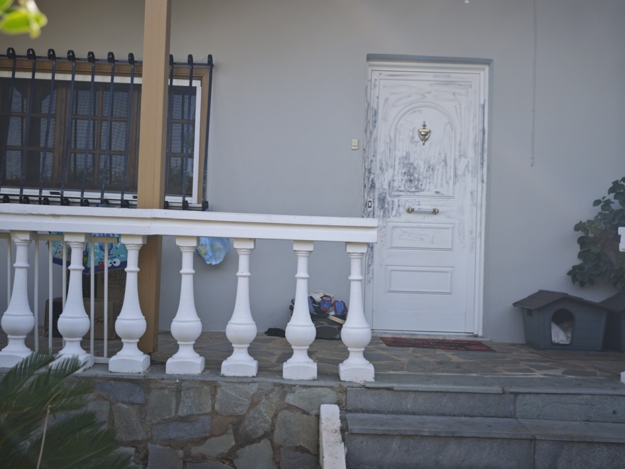 «Το παιδί ήταν τρομαγμένο» - Μαρτυρίες γειτόνων για τον άγριο ξυλοδαρμό της 40χρονης από τον σύντροφό της στο Κορωπί