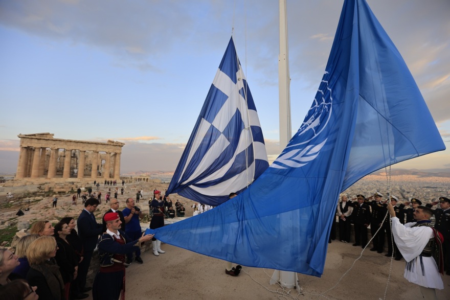 Έπαρση της σημαίας του ΟΗΕ στον βράχο της Ακρόπολης για τα 80 χρόνια του Οργανισμού - Φωτογραφίες