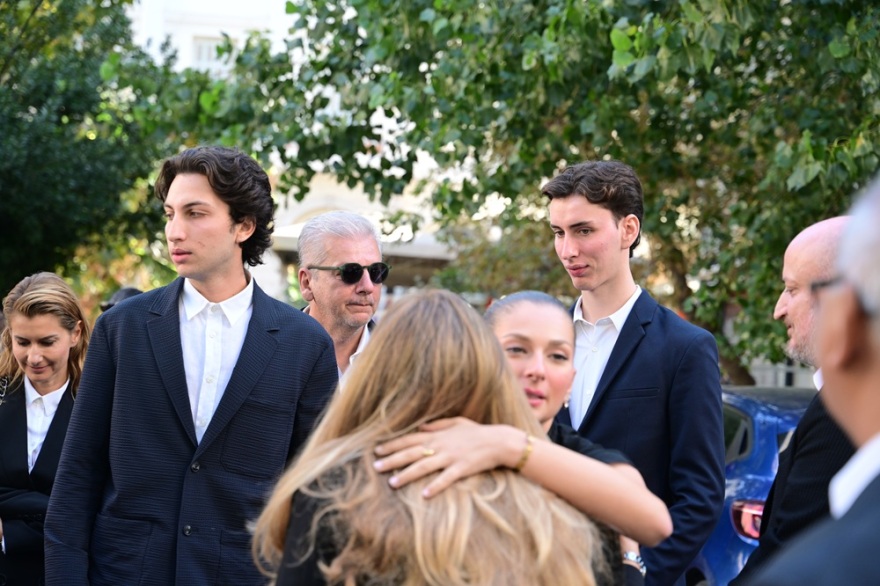 Συντετριμμένη η σύζυγος του Σαββόπουλου, Άσπα με τα παιδιά και τα εγγόνια τους στην εξόδιο ακολουθία - Βίντεο και φωτογραφίες