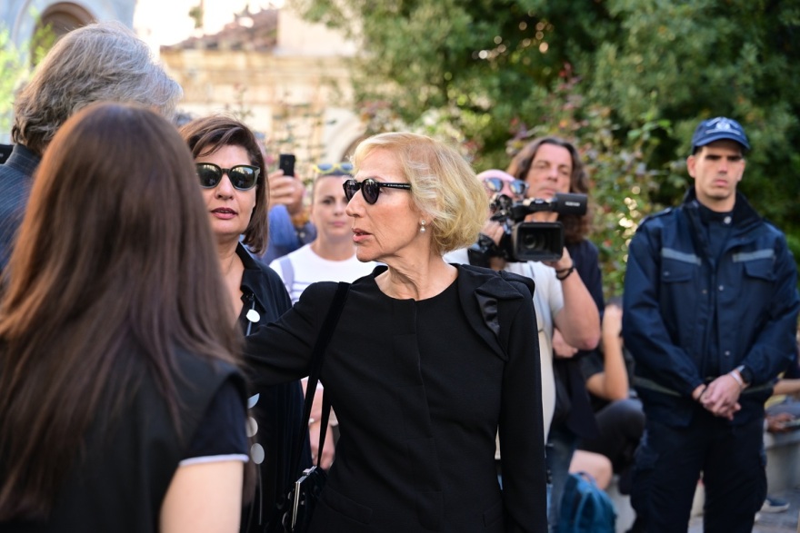 Συντετριμμένη η σύζυγος του Σαββόπουλου, Άσπα με τα παιδιά και τα εγγόνια τους στην εξόδιο ακολουθία - Βίντεο και φωτογραφίες