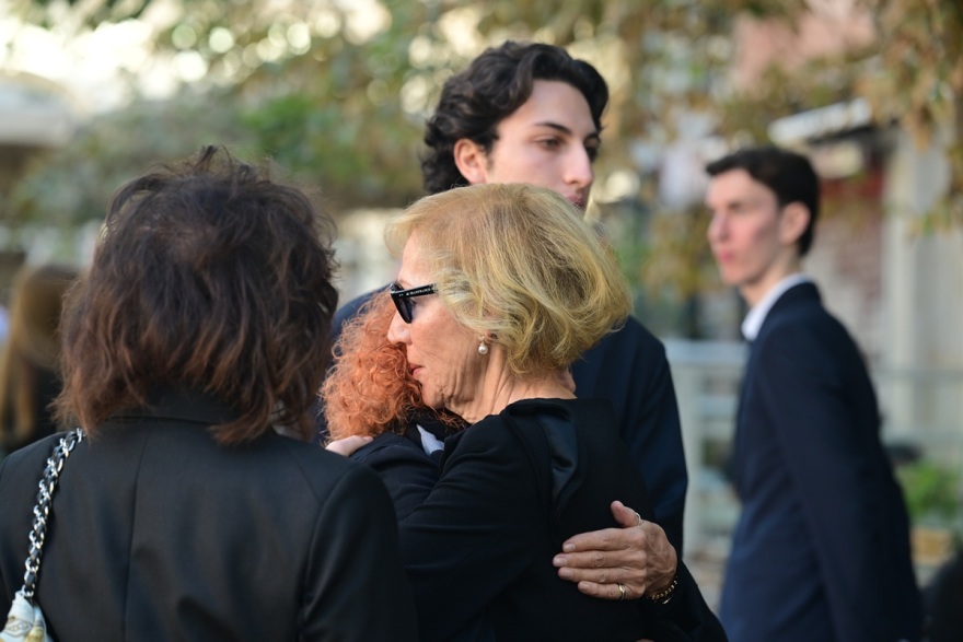 Συντετριμμένη η σύζυγος του Σαββόπουλου, Άσπα με τα παιδιά και τα εγγόνια τους στην εξόδιο ακολουθία - Βίντεο και φωτογραφίες