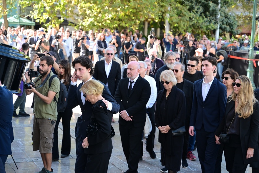 Συντετριμμένη η σύζυγος του Σαββόπουλου, Άσπα με τα παιδιά και τα εγγόνια τους στην εξόδιο ακολουθία - Βίντεο και φωτογραφίες