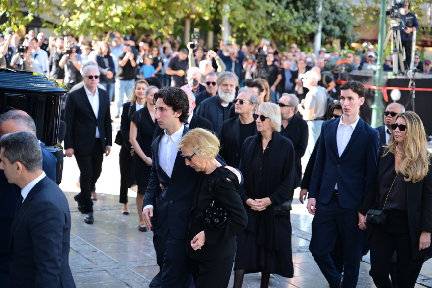 Συντετριμμένη η σύζυγος του Σαββόπουλου, Άσπα με τα παιδιά και τα εγγόνια τους στην εξόδιο ακολουθία - Βίντεο και φωτογραφίες