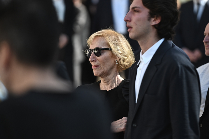 Συντετριμμένη η σύζυγος του Σαββόπουλου, Άσπα με τα παιδιά και τα εγγόνια τους στην εξόδιο ακολουθία - Βίντεο και φωτογραφίες