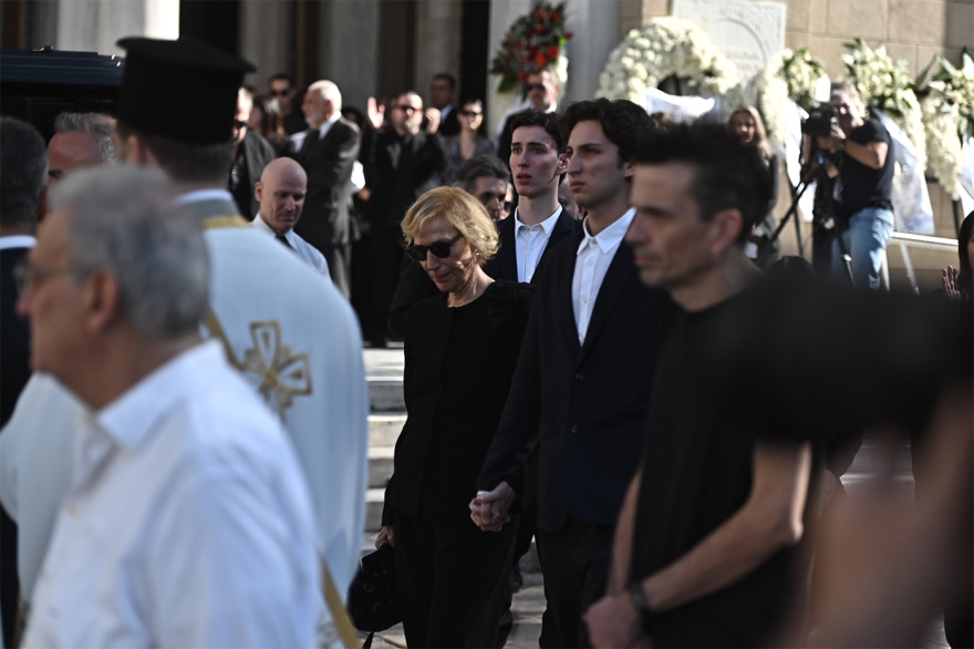Συντετριμμένη η σύζυγος του Σαββόπουλου, Άσπα με τα παιδιά και τα εγγόνια τους στην εξόδιο ακολουθία - Βίντεο και φωτογραφίες