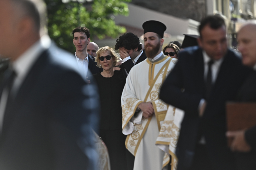 Συντετριμμένη η σύζυγος του Σαββόπουλου, Άσπα με τα παιδιά και τα εγγόνια τους στην εξόδιο ακολουθία - Βίντεο και φωτογραφίες