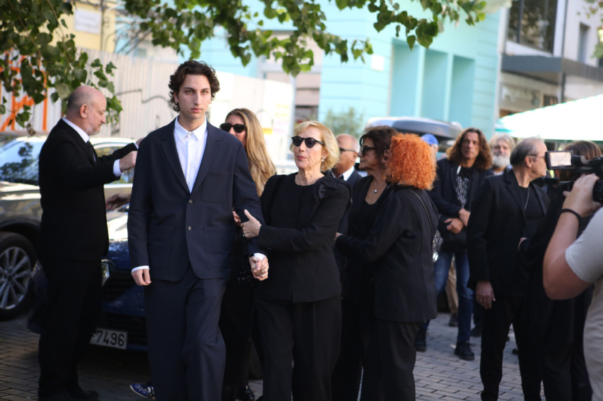 Συντετριμμένη η σύζυγος του Σαββόπουλου, Άσπα με τα παιδιά και τα εγγόνια τους στην εξόδιο ακολουθία - Βίντεο και φωτογραφίες