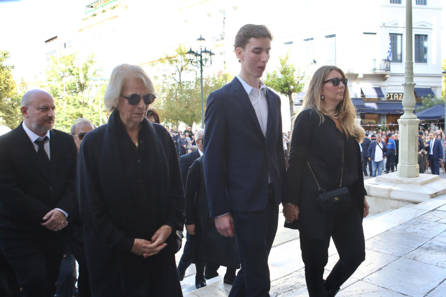 Συντετριμμένη η σύζυγος του Σαββόπουλου, Άσπα με τα παιδιά και τα εγγόνια τους στην εξόδιο ακολουθία - Βίντεο και φωτογραφίες