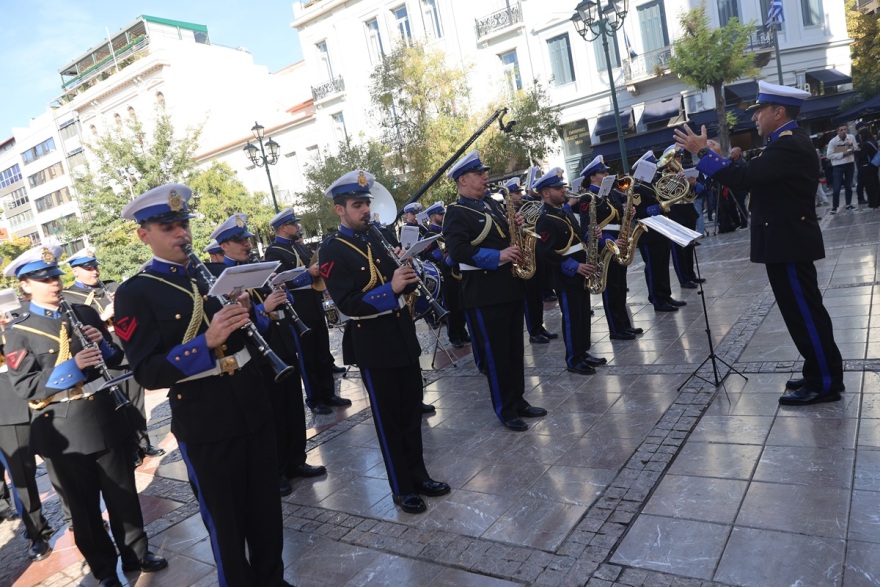 Με τη «Συννεφούλα» και το «Τι έπαιξα στο Λαύριο» αποχαιρέτησε η μπάντα του Πολεμικού Ναυτικού τον Διονύση Σαββόπουλο από τη Μητρόπολη