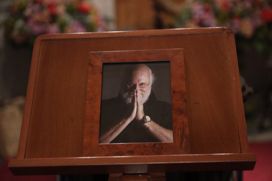 Στο παρεκκλήσι της Μητρόπολης η σορός του Διονύση Σαββόπουλου