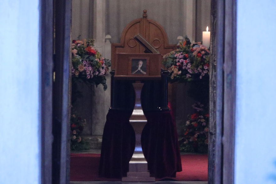 Στο παρεκκλήσι της Μητρόπολης η σορός του Διονύση Σαββόπουλου