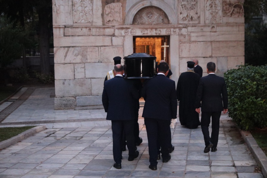 Στο παρεκκλήσι της Μητρόπολης η σορός του Διονύση Σαββόπουλου