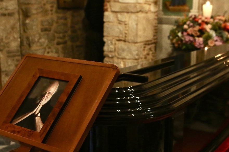 Η Ελλάδα αποχαιρετά σήμερα τον Διονύση Σαββόπουλο - Στο παρεκκλήσι της Μητρόπολης η σορός του