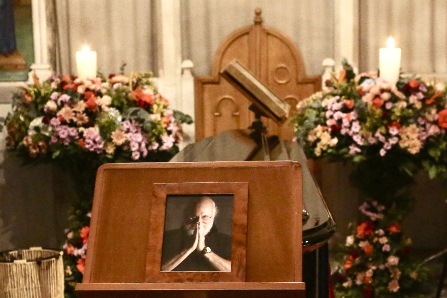 Η Ελλάδα αποχαιρετά σήμερα τον Διονύση Σαββόπουλο - Στο παρεκκλήσι της Μητρόπολης η σορός του