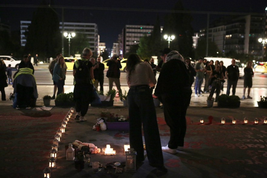 Με σκούπα και φαράσι Κωνσταντοπούλου και Ρούτσι καθάρισαν το Μνημείο του Αγνώστου Στρατιώτη – Δείτε βίντεο και φωτογραφίες Με σκούπα και φαράσι Κωνσταντοπούλου και Ρούτσι καθάρισαν το Μνημείο του Αγνώστου Στρατιώτη – Δείτε βίντεο και φωτογραφίες