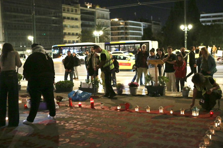 Με σκούπα και φαράσι Κωνσταντοπούλου και Ρούτσι καθάρισαν το Μνημείο του Αγνώστου Στρατιώτη – Δείτε βίντεο και φωτογραφίες Με σκούπα και φαράσι Κωνσταντοπούλου και Ρούτσι καθάρισαν το Μνημείο του Αγνώστου Στρατιώτη – Δείτε βίντεο και φωτογραφίες