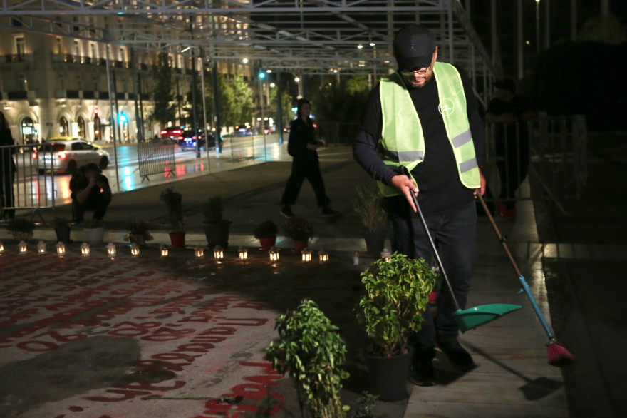 Με σκούπα και φαράσι Κωνσταντοπούλου και Ρούτσι καθάρισαν το Μνημείο του Αγνώστου Στρατιώτη – Δείτε βίντεο και φωτογραφίες Με σκούπα και φαράσι Κωνσταντοπούλου και Ρούτσι καθάρισαν το Μνημείο του Αγνώστου Στρατιώτη – Δείτε βίντεο και φωτογραφίες