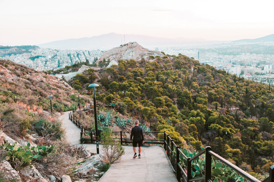 Ξημερώματα στην Αθήνα: Η ώρα άλλαξε, η πόλη ξυπνά