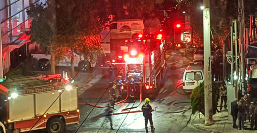 Η στιγμή που η φωτιά κατακαίει τα αυτοκίνητα στη Νέα Φιλαδέλφεια - Πέταξαν μπουκάλια με βενζίνη στα ΙΧ και εξαφανίστηκαν