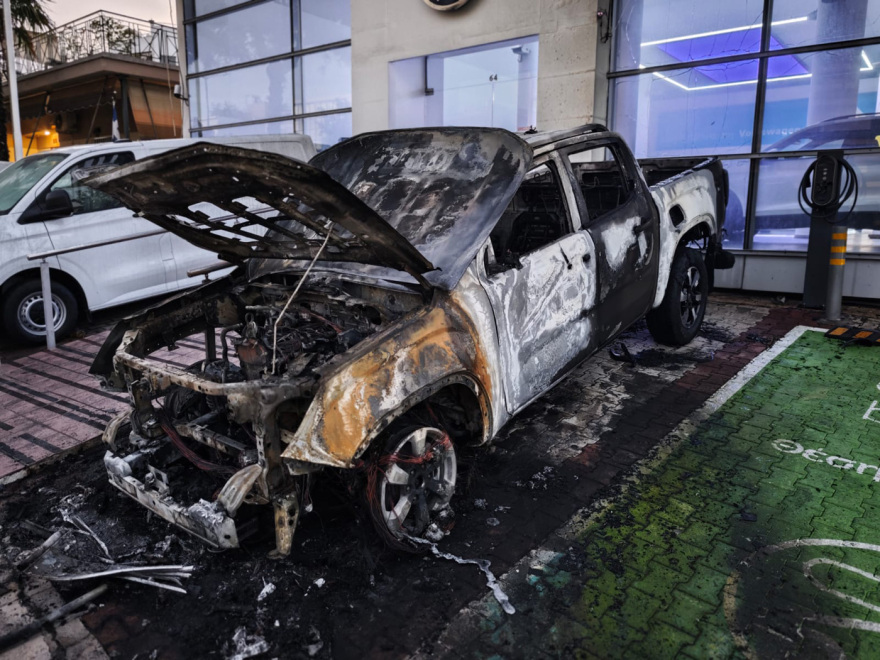 Φωτιά σε έκθεση αυτοκινήτων στη Νέα Χαλκηδόνα - Ζημιές σε 12 αυτοκίνητα, τα 9 καταστράφηκαν ολοσχερώς Φωτιά σε έκθεση αυτοκινήτων στη Νέα Χαλκηδόνα - Ζημιές σε 12 αυτοκίνητα, τα 9 καταστράφηκαν ολοσχερώς