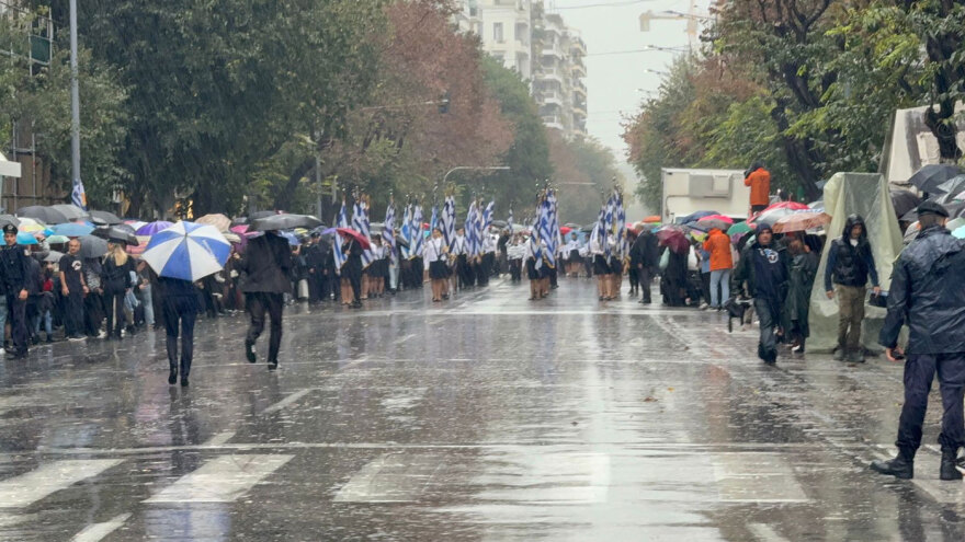 Υπό βροχή η μαθητική παρέλαση της 28ης Οκτωβρίου στη Θεσσαλονίκη - Δείτε βίντεο και φωτογραφίες