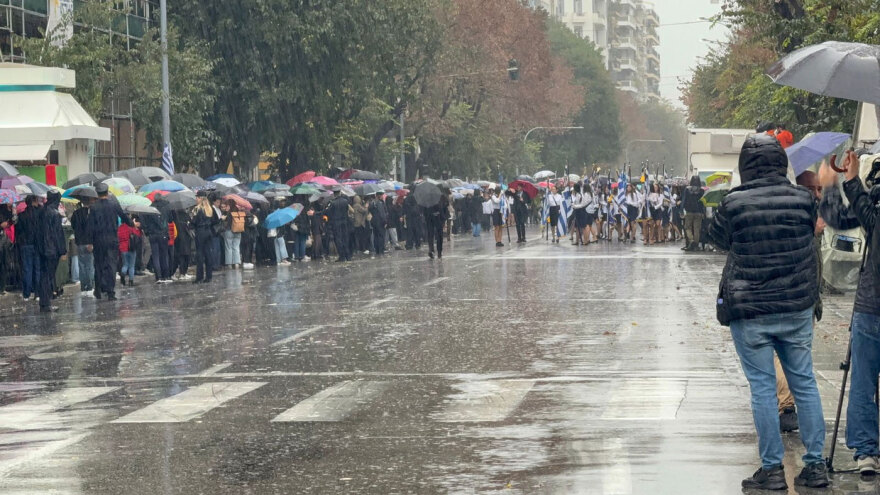 Υπό βροχή η μαθητική παρέλαση της 28ης Οκτωβρίου στη Θεσσαλονίκη - Δείτε βίντεο και φωτογραφίες