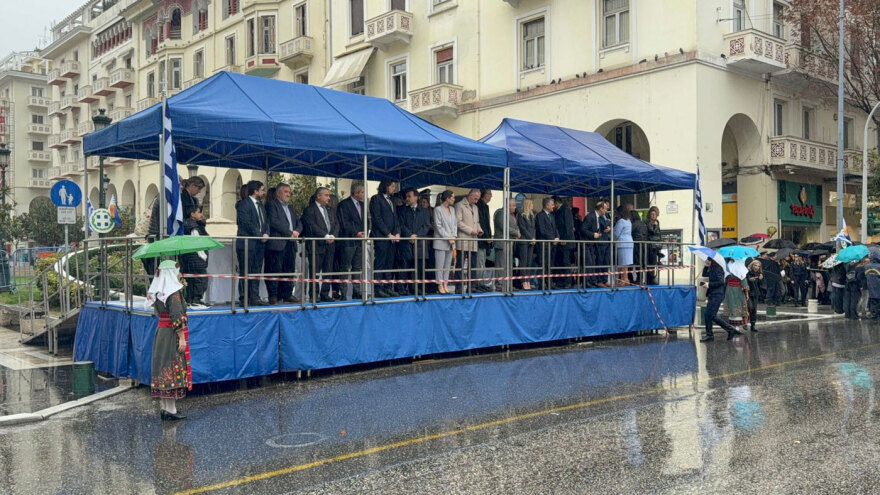 Υπό βροχή η μαθητική παρέλαση της 28ης Οκτωβρίου στη Θεσσαλονίκη - Δείτε βίντεο και φωτογραφίες