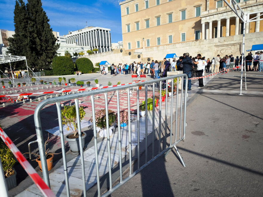 Τοποθέτησαν οι εξέδρες των επισήμων για τη μεγάλη παρέλαση στην Αθήνα - Δείτε φωτογραφίες και βίντεο από τις προετοιμασίες
