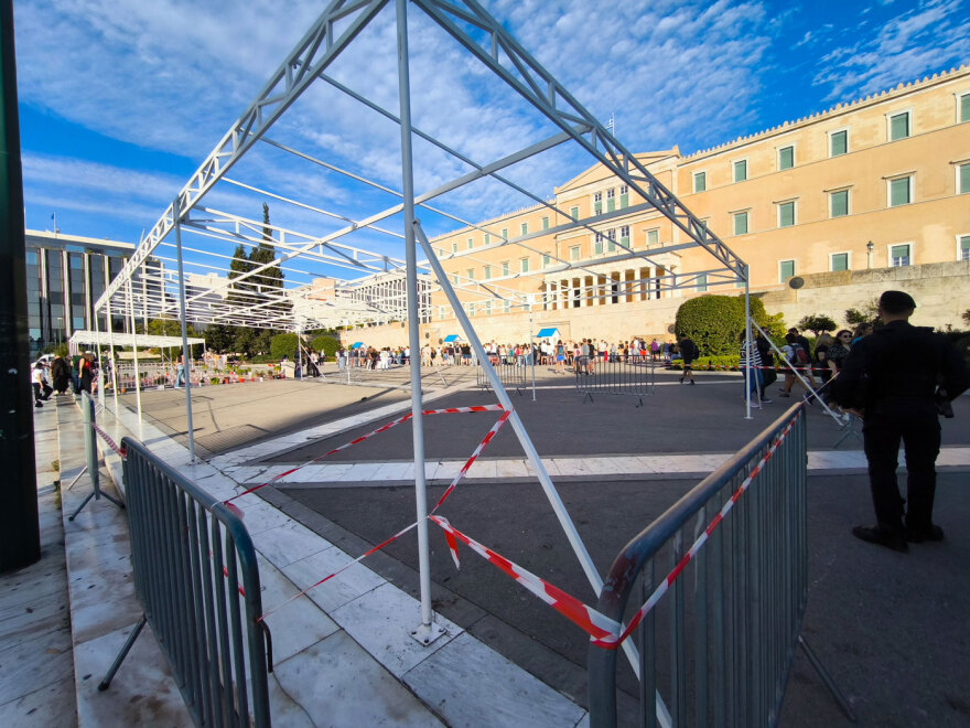 Τοποθέτησαν οι εξέδρες των επισήμων για τη μεγάλη παρέλαση στην Αθήνα - Δείτε φωτογραφίες και βίντεο από τις προετοιμασίες