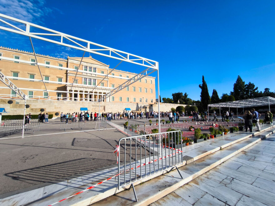 Τοποθέτησαν οι εξέδρες των επισήμων για τη μεγάλη παρέλαση στην Αθήνα - Δείτε φωτογραφίες και βίντεο από τις προετοιμασίες