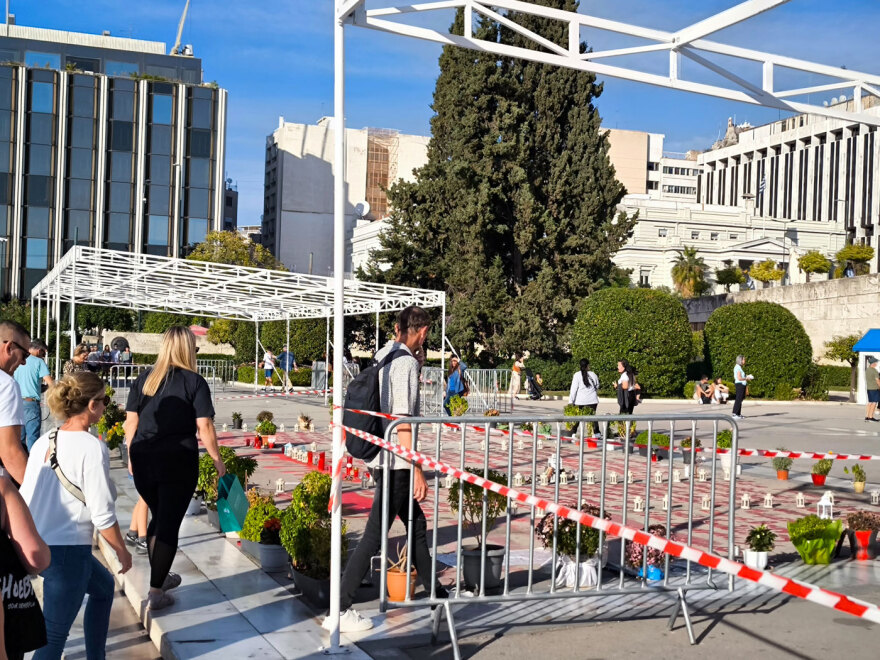 Τοποθέτησαν οι εξέδρες των επισήμων για τη μεγάλη παρέλαση στην Αθήνα - Δείτε φωτογραφίες και βίντεο από τις προετοιμασίες