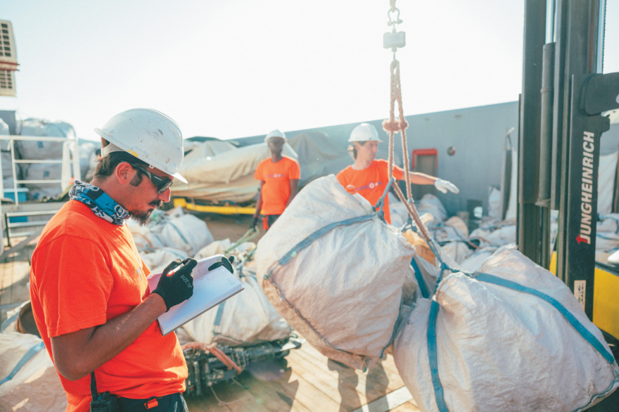 Typhoon Project: Kαθάρισαν οι ακτές από 903 τόνους απορριμμάτων