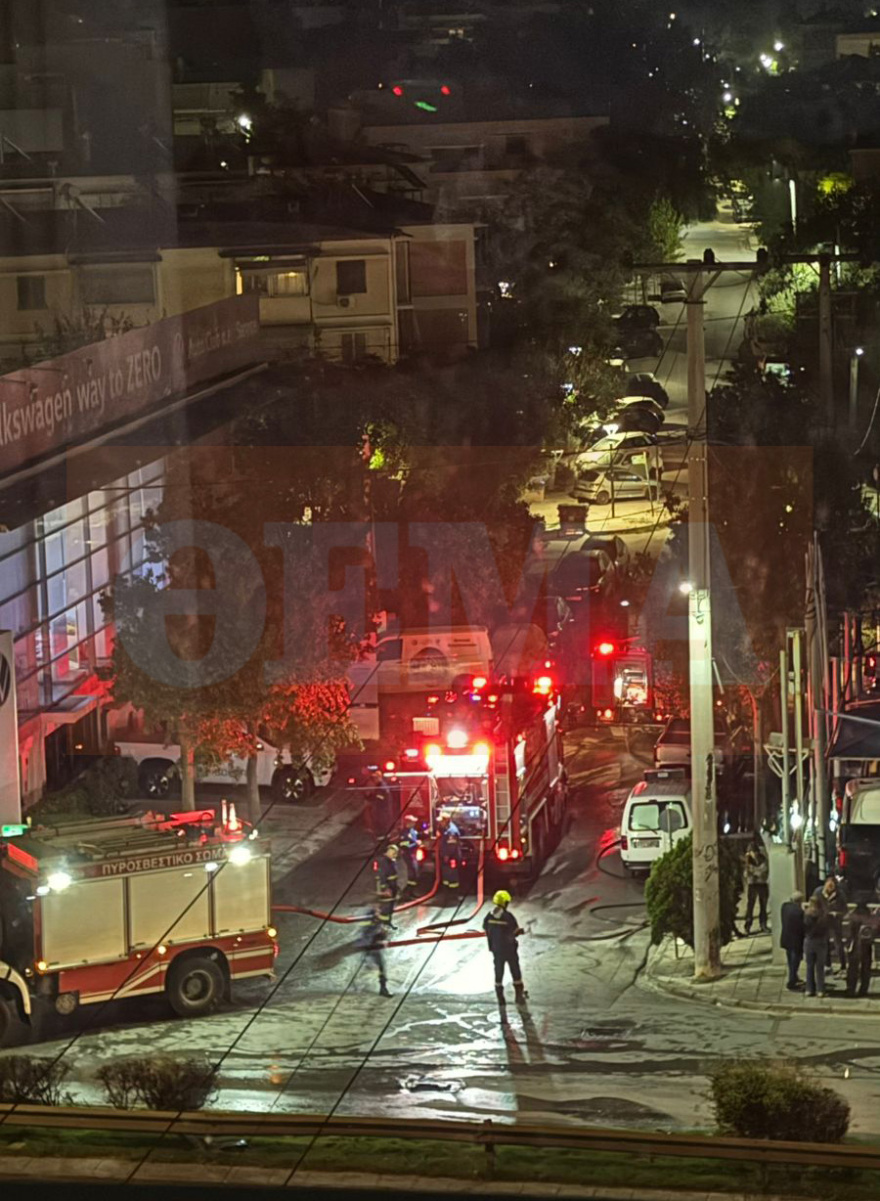 Η στιγμή που η φωτιά κατακαίει τα αυτοκίνητα στη Νέα Φιλαδέλφεια - Πέταξαν μπουκάλια με βενζίνη στα ΙΧ και εξαφανίστηκαν