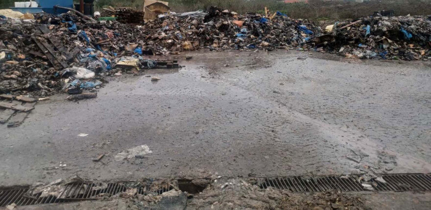 Μεγάλη περιβαλλοντική ρύπανση στην Πρέβεζα: Έθαψαν τόνους από ζωικά απόβλητα σε αυλή εταιρείας - 3 συλλήψεις, δείτε φωτογραφίες