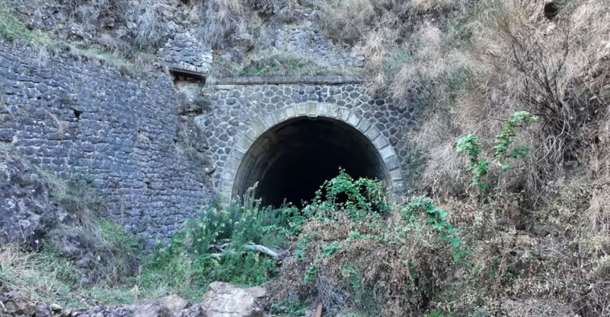 Μεγάλη περιβαλλοντική ρύπανση στην Πρέβεζα: Έθαψαν τόνους από ζωικά απόβλητα σε αυλή εταιρείας - 3 συλλήψεις, δείτε φωτογραφίες