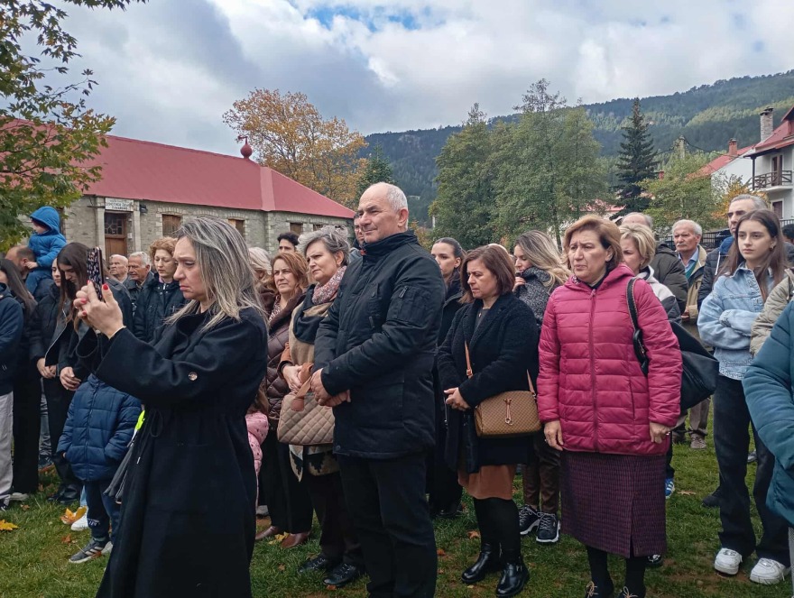 Συγκίνηση στην παρέλαση στη Σαμαρίνα, το υψηλότερο χωριό στην Ελλάδα - Τιμήθηκε η  «Γυναίκα της Πίνδου»