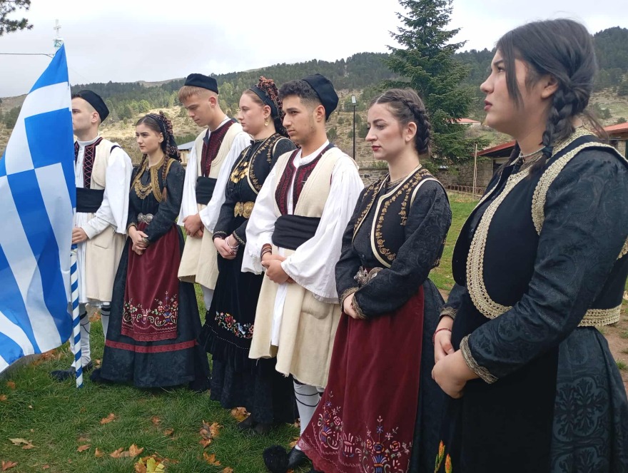 Συγκίνηση στην παρέλαση στη Σαμαρίνα, το υψηλότερο χωριό στην Ελλάδα - Τιμήθηκε η  «Γυναίκα της Πίνδου»