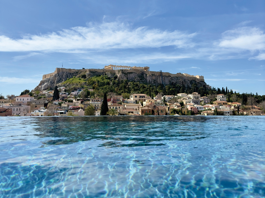 THE DOLLI: Λάμπει με δύο MICHELIN Keys στο Παρίσι και φωτίζει την Αθήνα