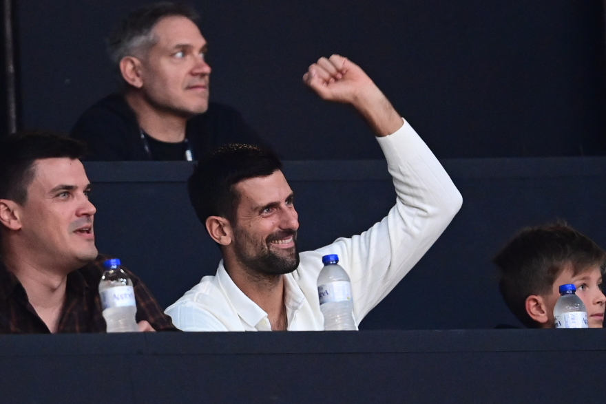 Ολυμπιακός: Χειροκροτήθηκε και τραγούδησε συνθήματα  στο ΣΕΦ ο Τζόκοβιτς - Βίντεο 