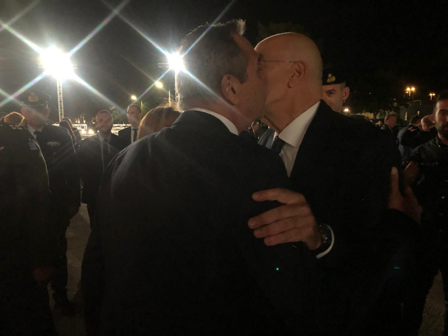 Τα φιλιά και ο διάλογος Δένδια με τον Καμμένο: - Δεν σε γνώρισα – Μετά το κτήριο, άλλαξα κι εγώ